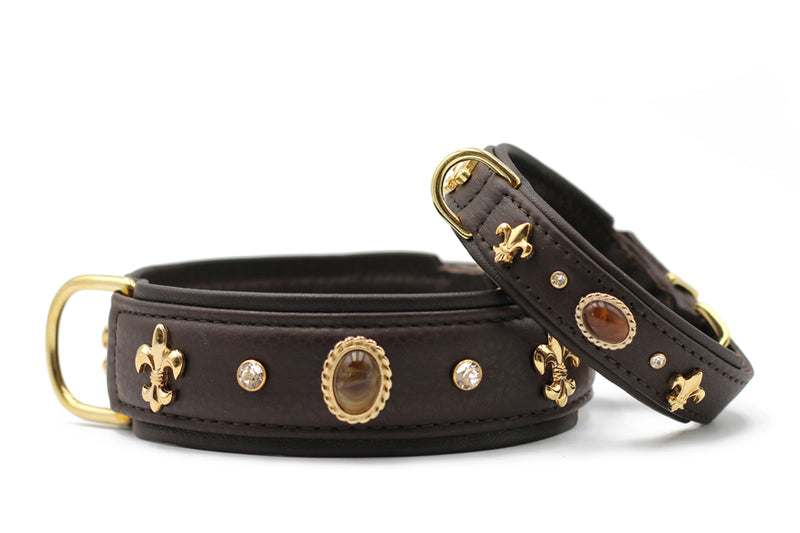 Dekorative Halsbänder aus braunem Leder mit goldenen Verzierungen und Kristallen, blühenden Motiven und ovalem Stein.