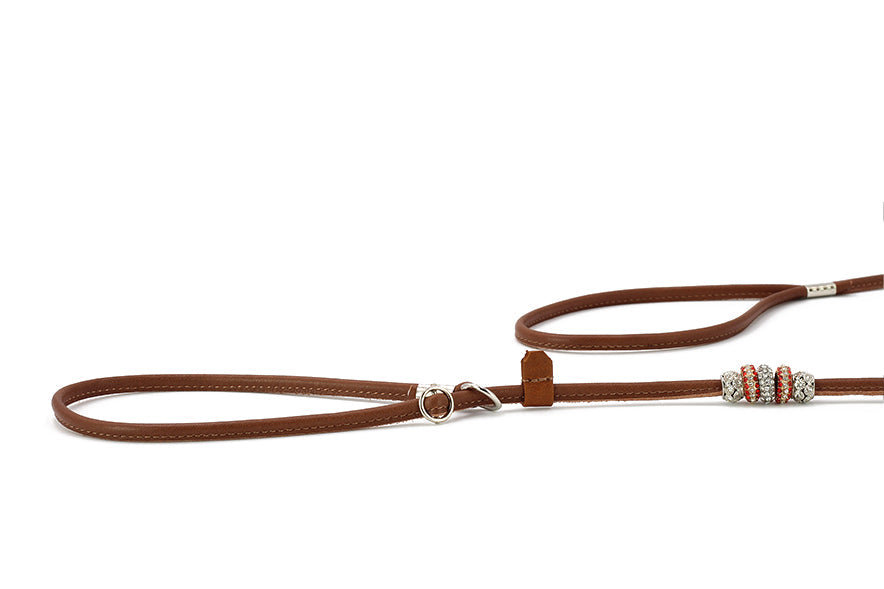 Braune Hundeleine aus Leder, verstellbar, mit bunten Perlen und stabilen Karabinerhaken für eleganten Hundebedarf.