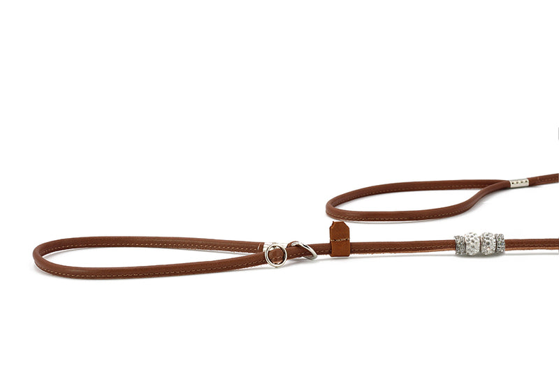 Braune, verstellbare Hundeleine aus Leder mit dekorativen Perlen und Karabinerhaken für Geschirr oder Halsband.