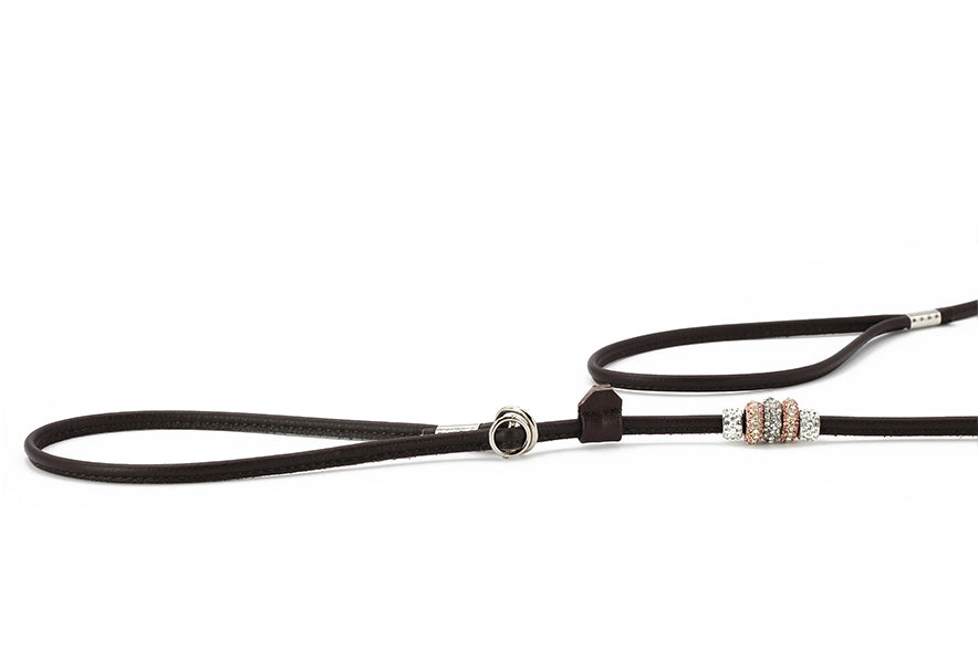"Elegante, fein verstellbare Hundeleine aus dunkelbraunem Leder mit Schmucksteinverzierungen für zusätzlichen Komfort."