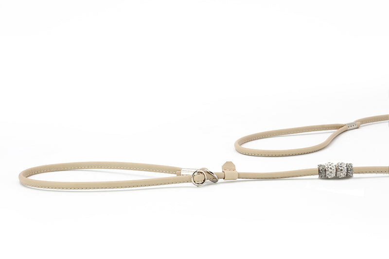 Fein verstellbare beige Hundeleine mit funkelnden Perlen für stilvolle Spaziergänge.