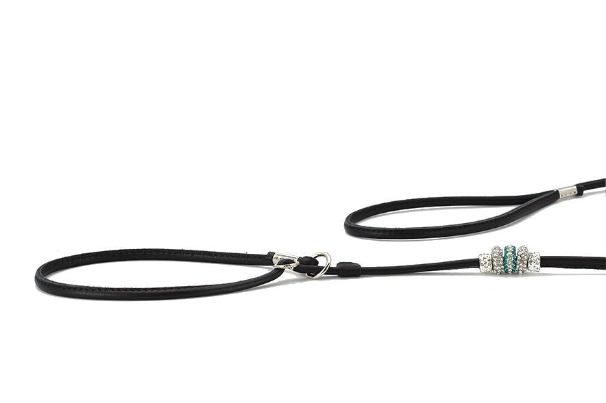 Fein verstellbare schwarze Hundeleine aus Leder mit bunten Perlen und metallischem Karabinerhaken.