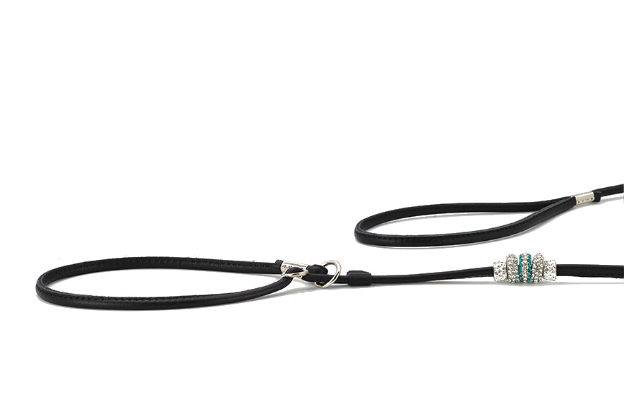 Fein verstellbare schwarze Hundeleine aus Leder mit bunten Perlen und metallischem Karabinerhaken.