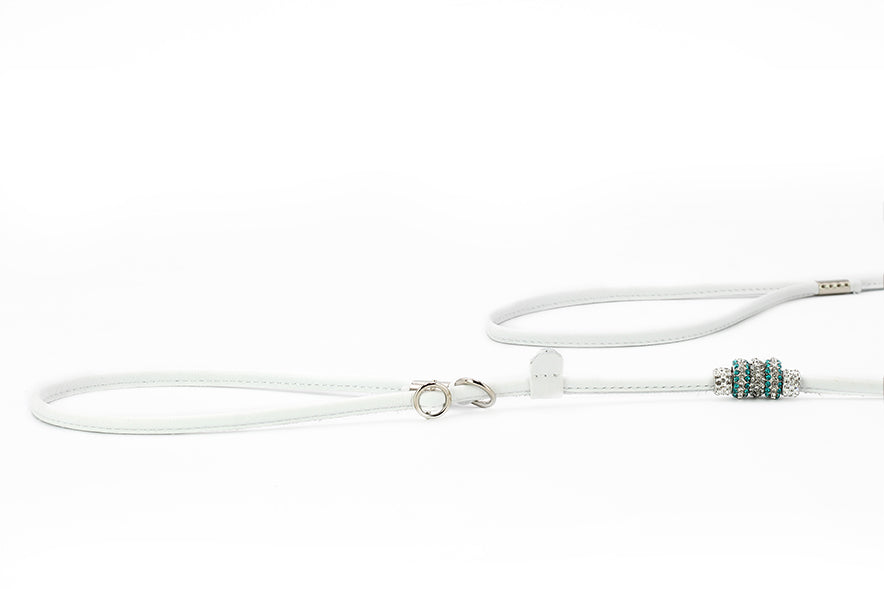 Weiße, verstellbare Hundeleine aus Leder mit Perlen und Karabinerhaken, schlichte und elegante Gestaltung.