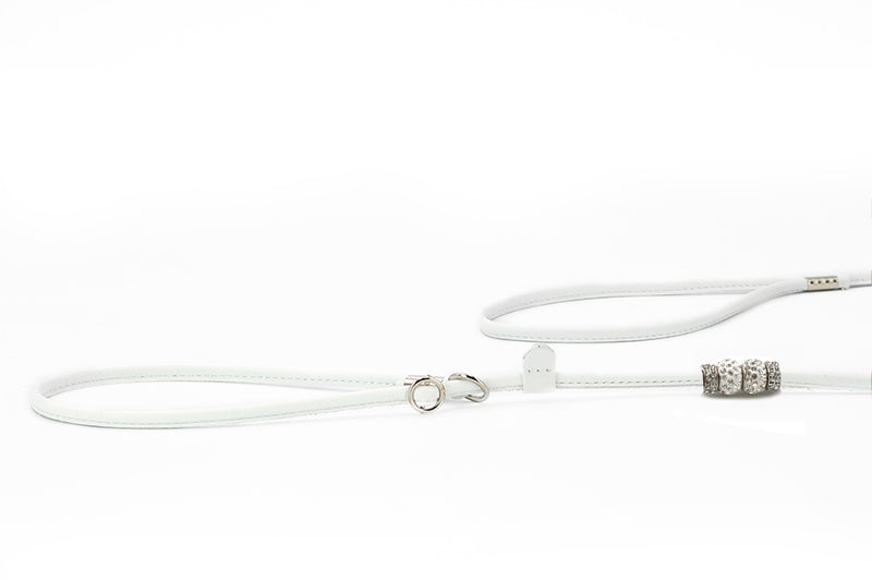 Fein verstellbare Hundeleine aus Leder mit Perlen und silbernem Karabinerhaken, elegant und dekorativ gestaltet.