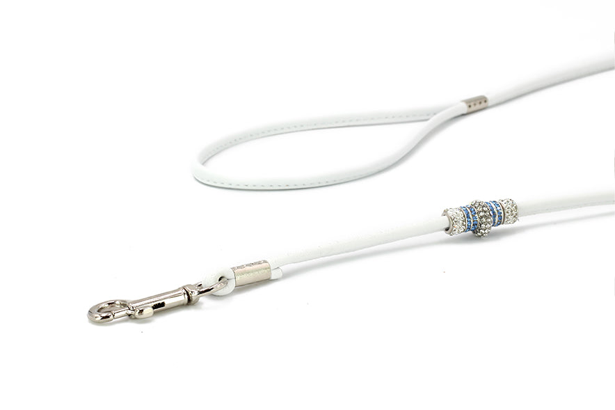 Weiße Leder-Hundeleine (1m) mit Perlen und Swarovski-Kristallen, ideal für stilvolle Spaziergänge.