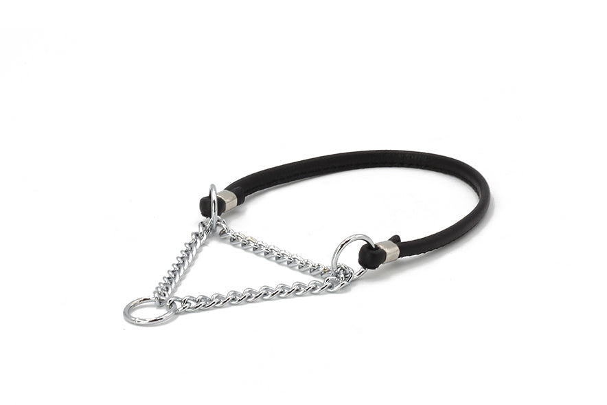 Stylisches Showhalsband mit schwarzem flexiblem Band und silberner Kette in Dreiecksform, modern und elegant.