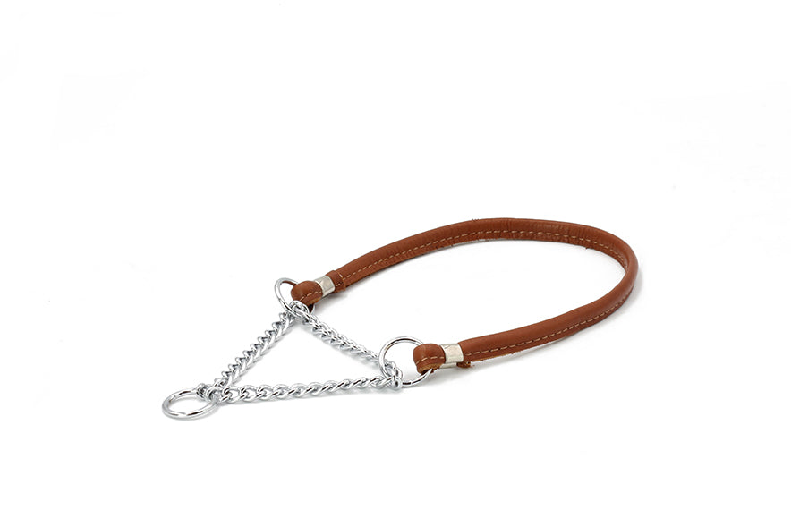 "Hundeleine mit braunem Ledergriff und silberner Kette, dreieckige Form mit zwei Befestigungen und einem Ring."