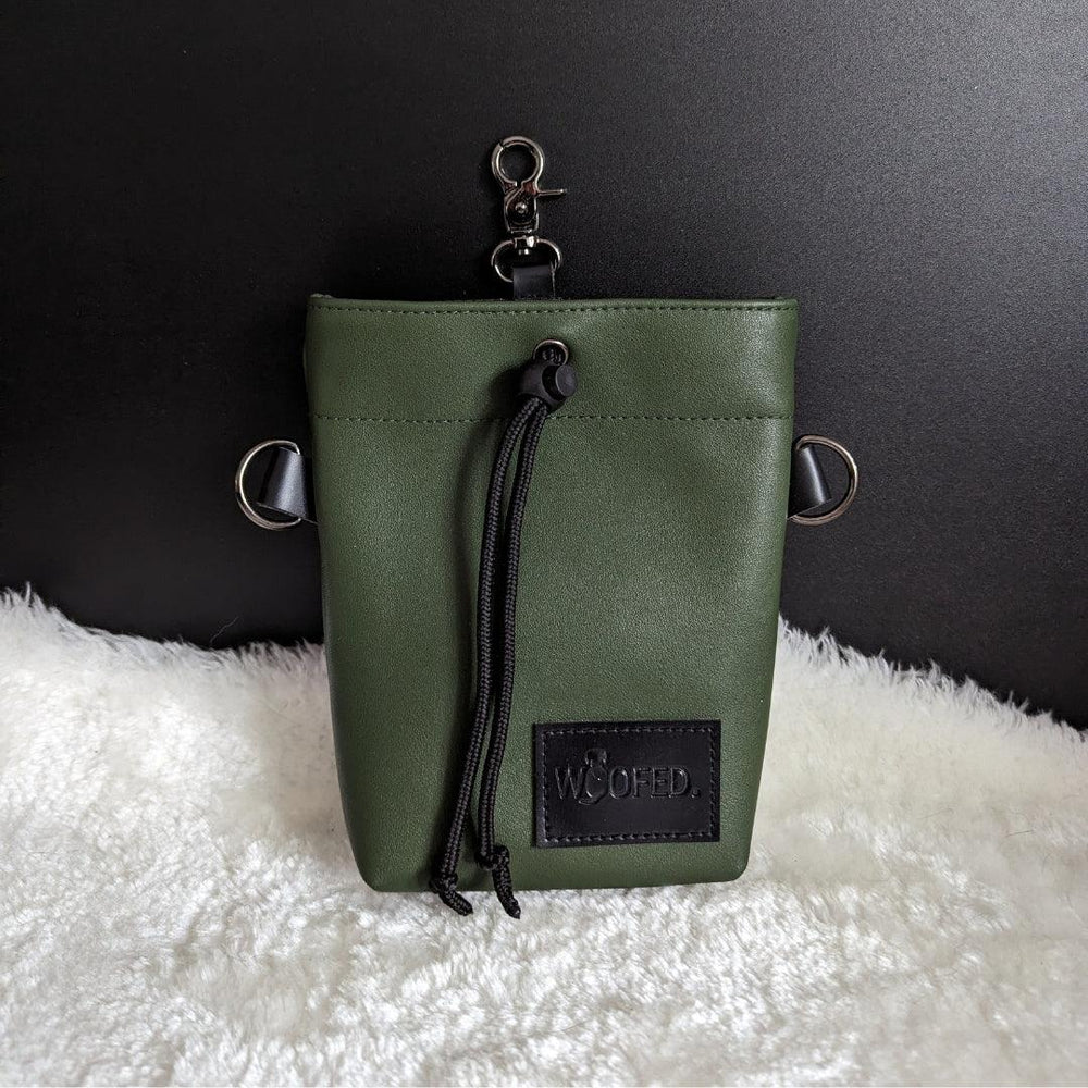 Leckerlibeutel aus veganem Kunstleder in Army Green mit Kordelzugverschluss und praktischen Befestigungsringen.