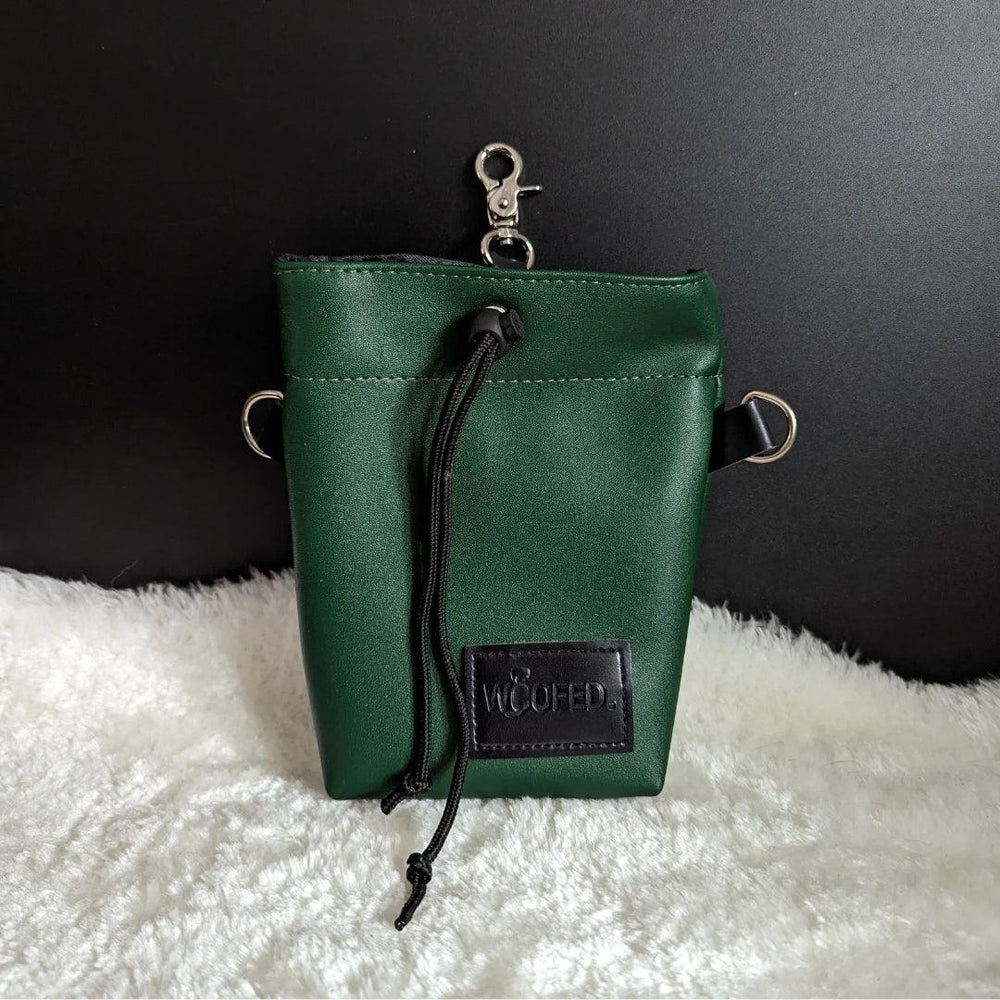 Leckerlibeutel Forest in Grün aus Kunstleder mit Kordelzug, Karabiner und Metallringen für Gassirunden und Training.