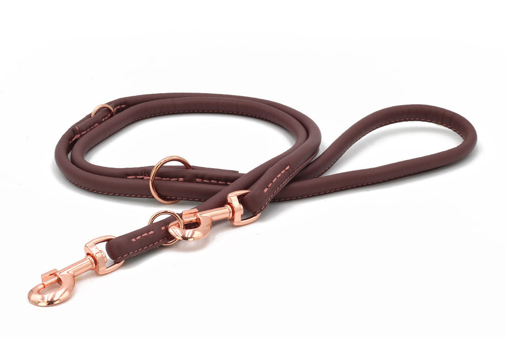 Braune, gepolsterte Hundeleine mit roségoldenen Metallteilen und Karabinerhaken, ideal für stilvolle Spaziergänge.