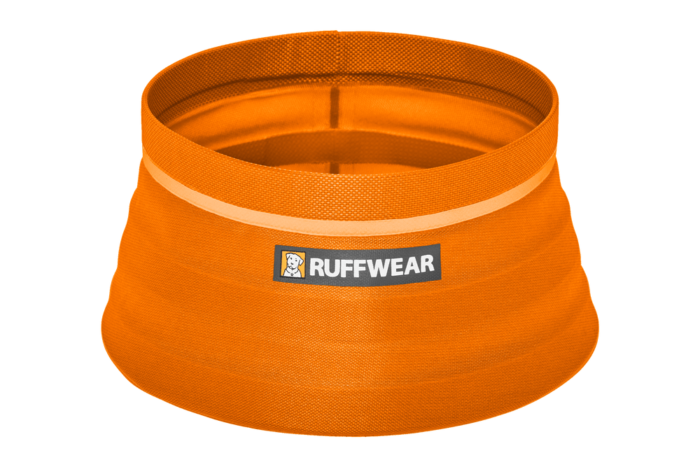 "Faltbarer orangefarbener Hundenapf von Ruffwear mit reflektierendem Streifen und Logo, ideal für unterwegs."