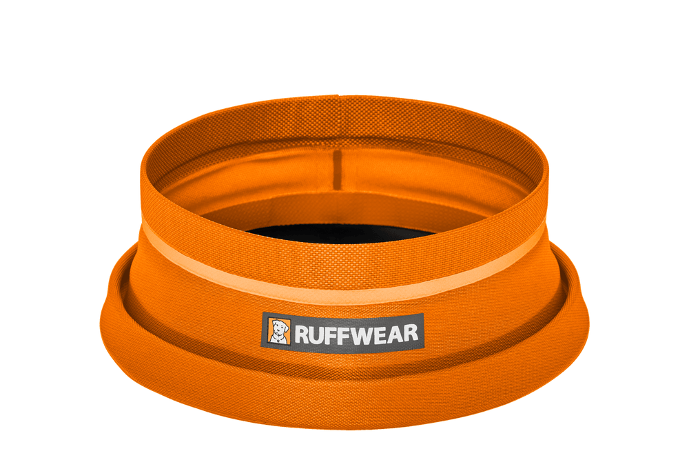 Faltbarer orangefarbener Hundenapf von Ruffwear, ideal für unterwegs mit rutschfester Unterseite und flexiblem Rand.