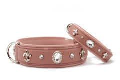 Zwei pinke Hundehalsbänder aus Kunstleder mit silbernen Schmuckelementen und Kristallen, ideal für stilvolle Haustiere.