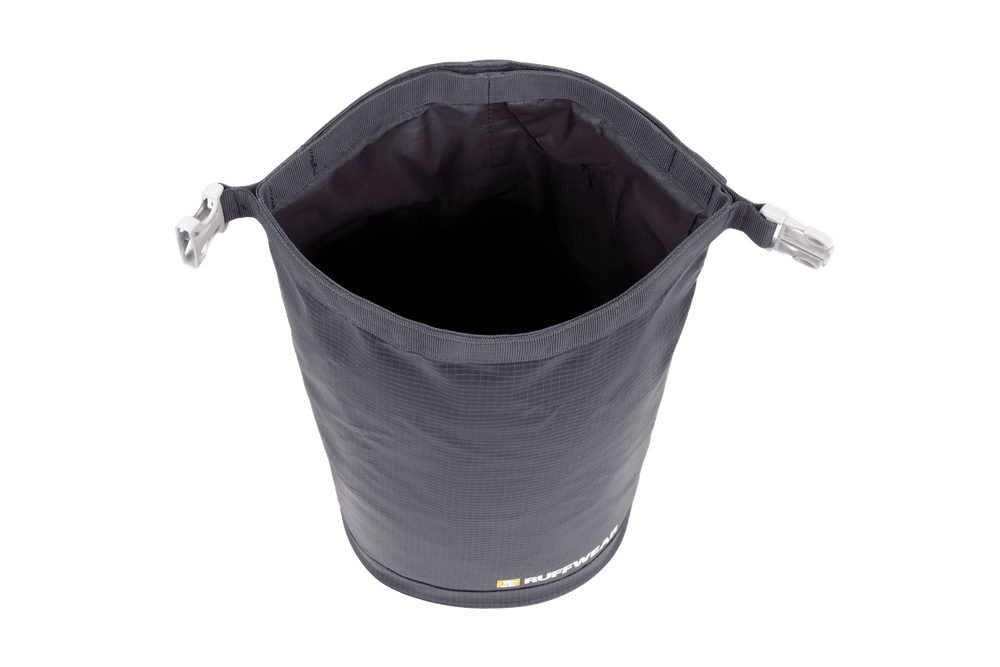 Runder schwarzer Kibble Kaddie™ Eimer für Outdoor, strapazierfähig mit breitem Rand und Clips für praktischen Transport.