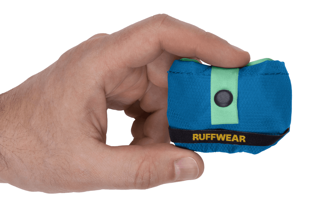 "Trail Runner™ Ultraleichter Hundenapf in Hand, kompakt und bunt, ideal für unterwegs mit Hund."
