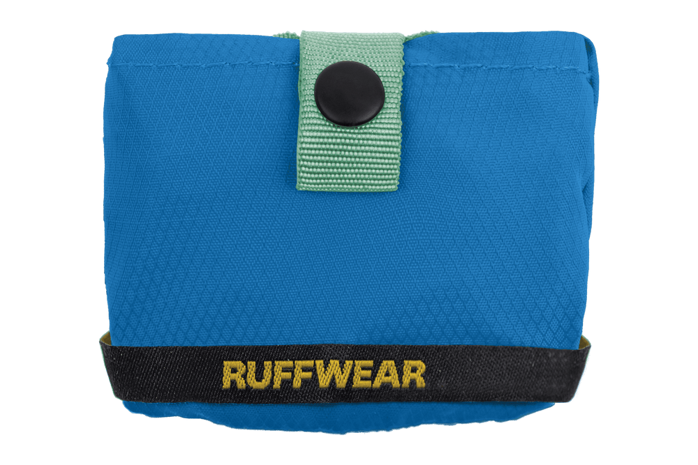 "Ruffwear Trail Runner™: Ultraleichter, blauer Hundenapf im kompakten Beutel mit strapazierfähigem Stoff und grünem Druckknopf."