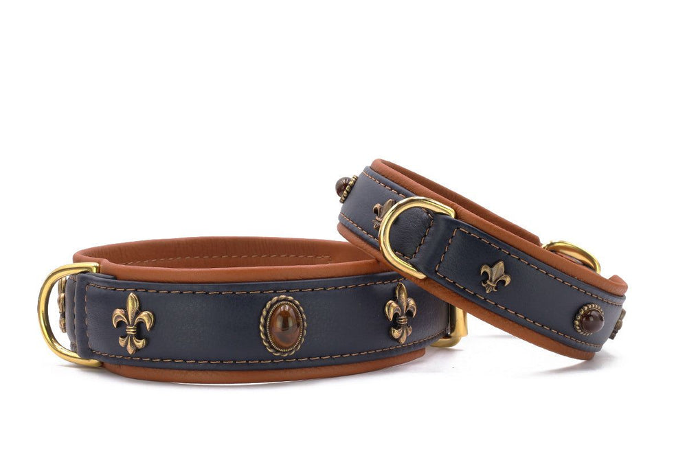 Dunkelblaue Hundehalsbänder aus Leder mit goldenen D-Ringen und Wappen, verziert mit Lilie und kleinen Steinen.