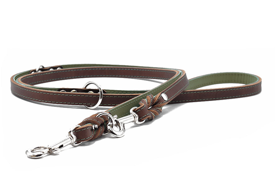 Klassische 2m Lederleine in Mokka mit silberner Klemme und dekorativen Nähten für stilvolle Hundespaziergänge.