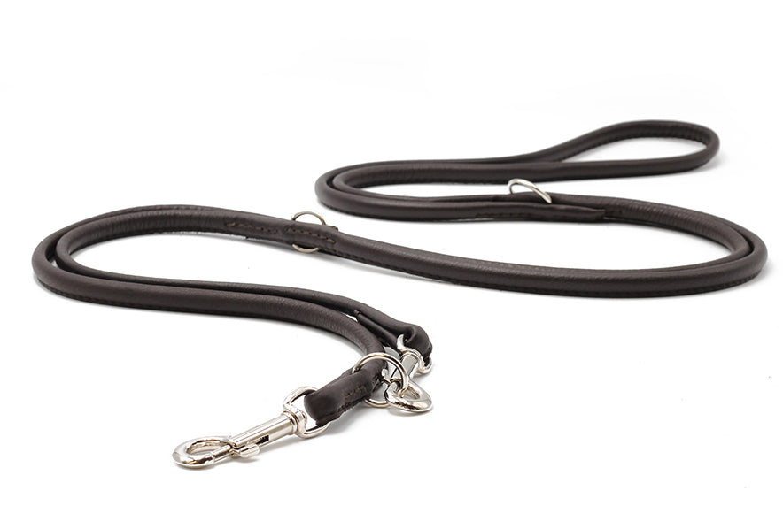 Braune rundgenähte Lederleine für Hunde, 3m lang, mit silbernem Karabiner und verstellbaren Halterungen.