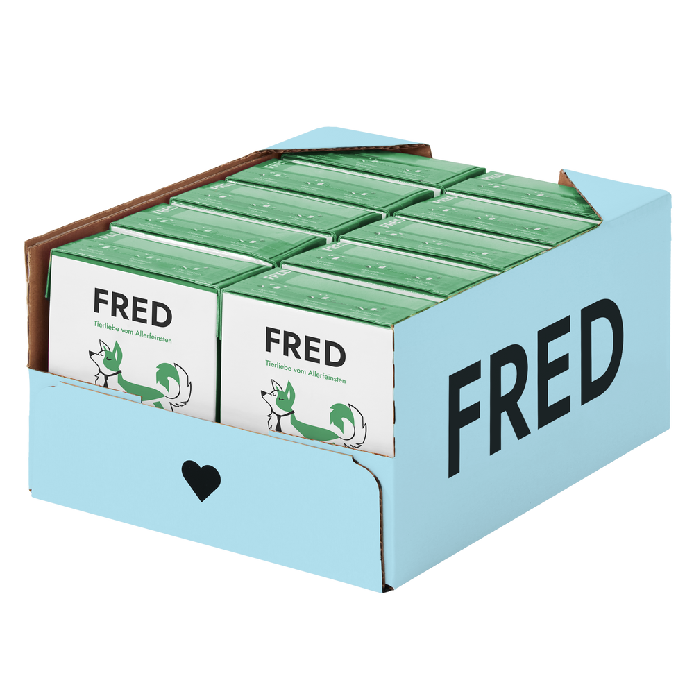 Kartons mit FRED-Hirsch & Wildschwein-Futter, grüne Packungen mit Fuchs-Illustration auf hellem Hintergrund.