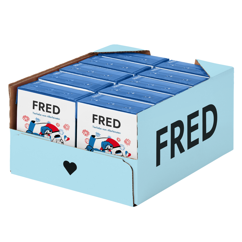 Offene Kartonage mit blauen FRED-Verpackungen und Herzgrafik für gesundes Menü.