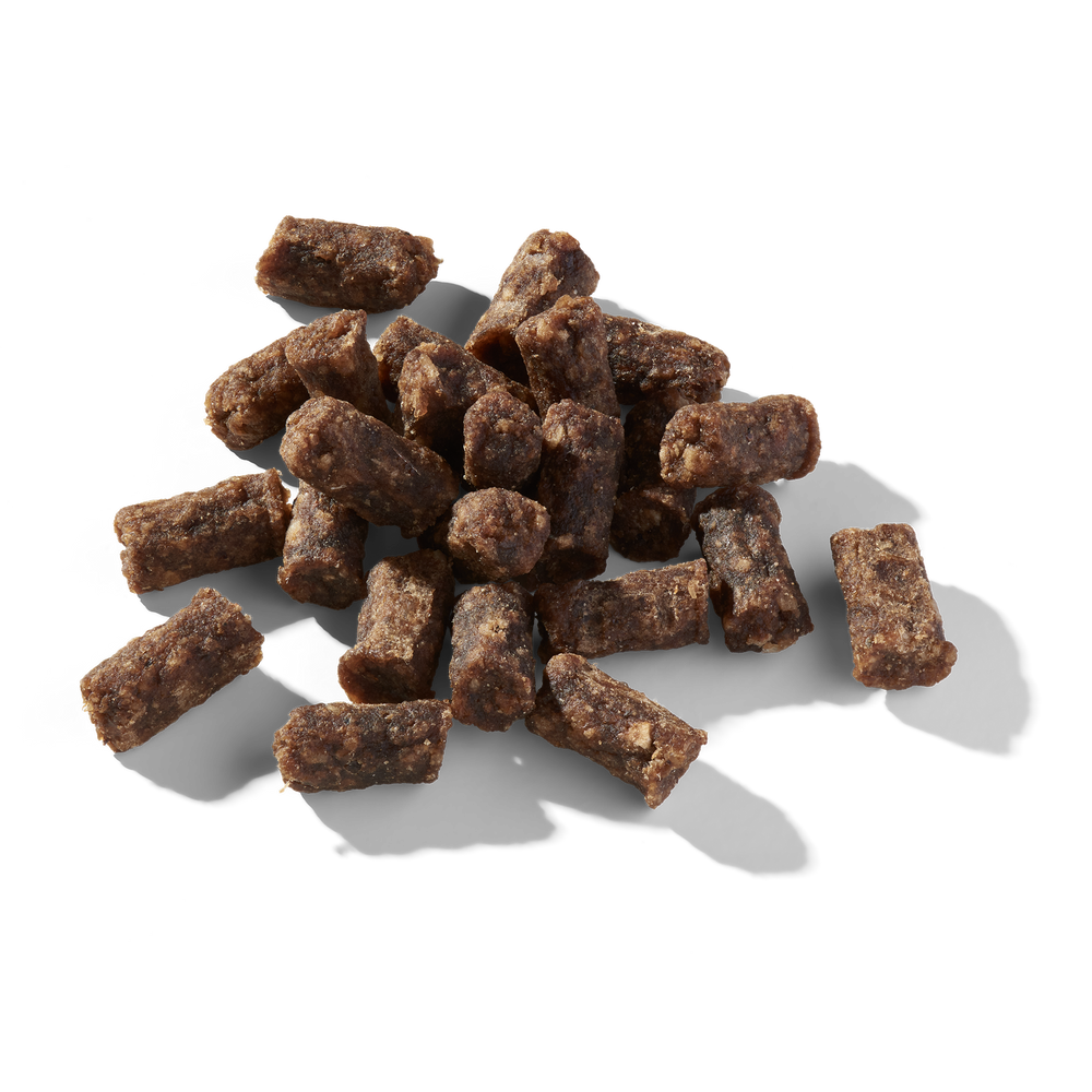 Funktionssnack Mobilitäts-Boost in braunen Kau-Snacks zur Unterstützung der Beweglichkeit im Alltag, auf schwarzem Hintergrun