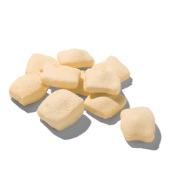 "FRED Käsepops Rind: Kleine, helle, quaderförmige Snacks mit poröser Textur auf einer Fläche verteilt."