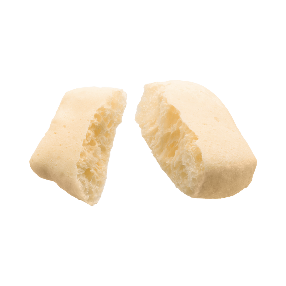 Weiches, helles Stück FRED Käsepops mit luftiger, poröser Innenseite und glatter Außenseite. Ideal für Snacks.
