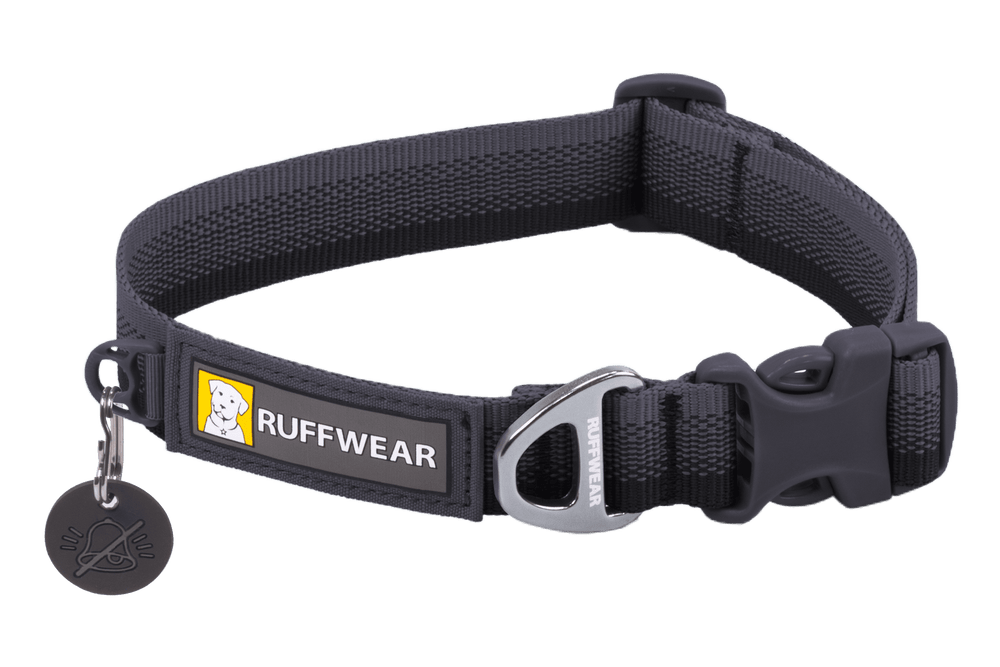 Schwarzes Ruffwear Front Range™ Hundehalsband mit robuster Schnalle und D-Ring für die Leine.