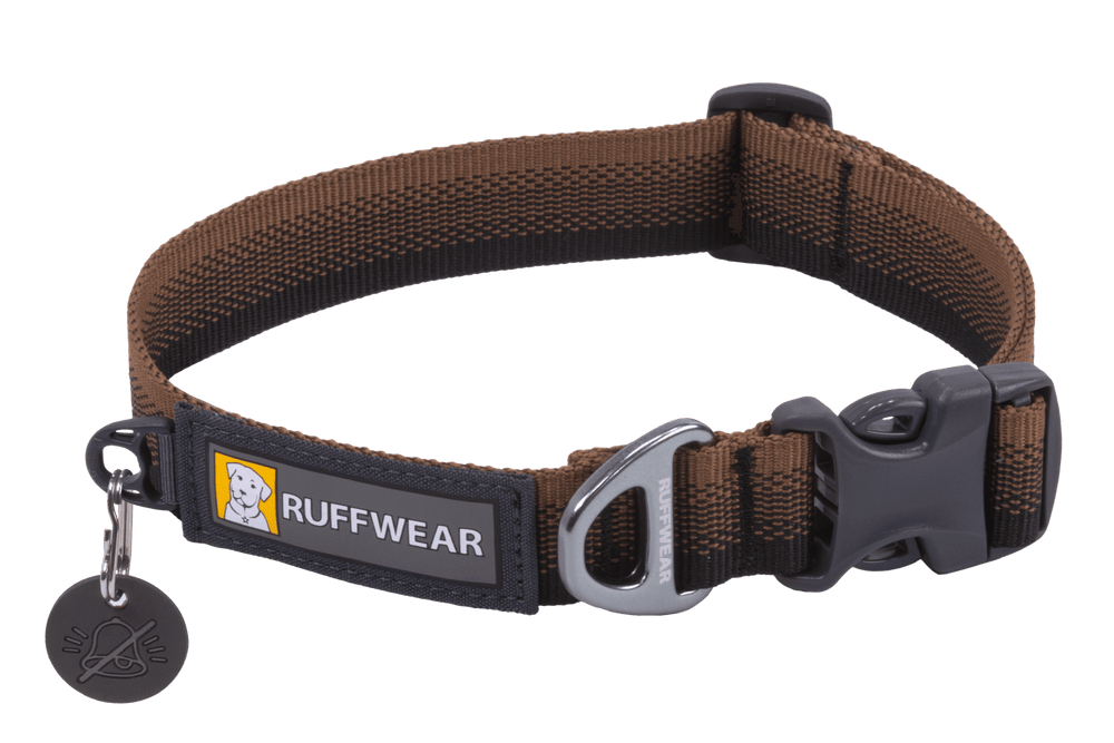 Braunes Ruffwear Front Range™ Hundehalsband mit stabilen Verschluss und D-Ring, ideal für aktive Hunde.