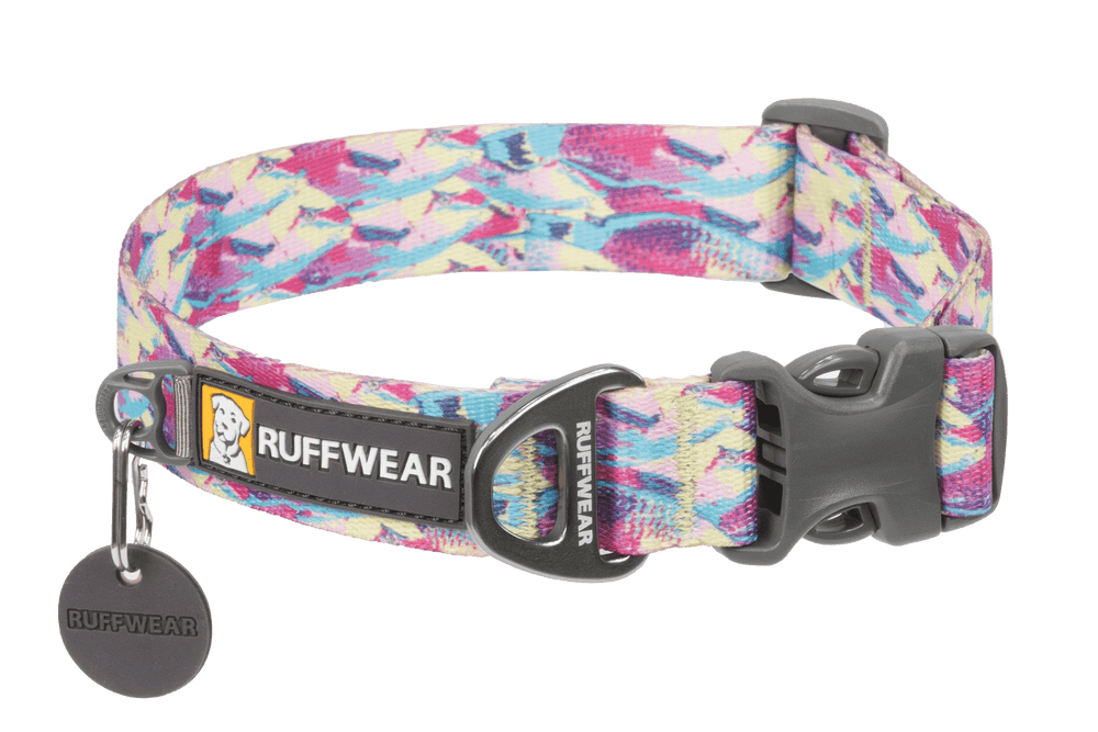 Buntes Ruffwear Front Range™ Hundehalsband mit verstellbarer Schnalle und Logo-Tag in Pink, Blau und Gelb.