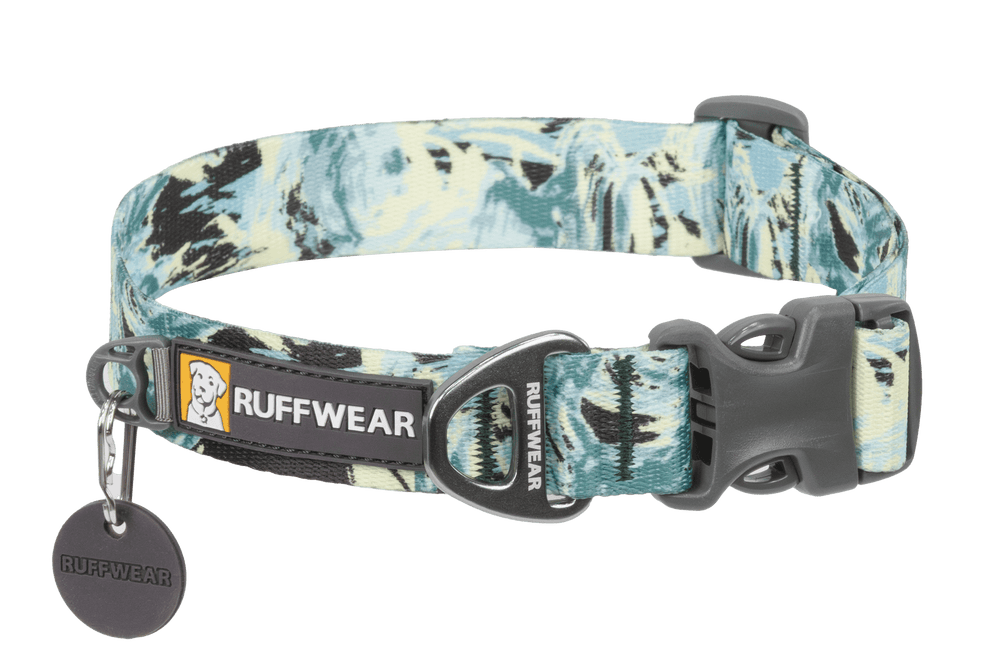 Farbenfrohes Front Range™ Hundehalsband von Ruffwear in Blau- und Grüntönen mit robustem Verschluss und Anhänger.