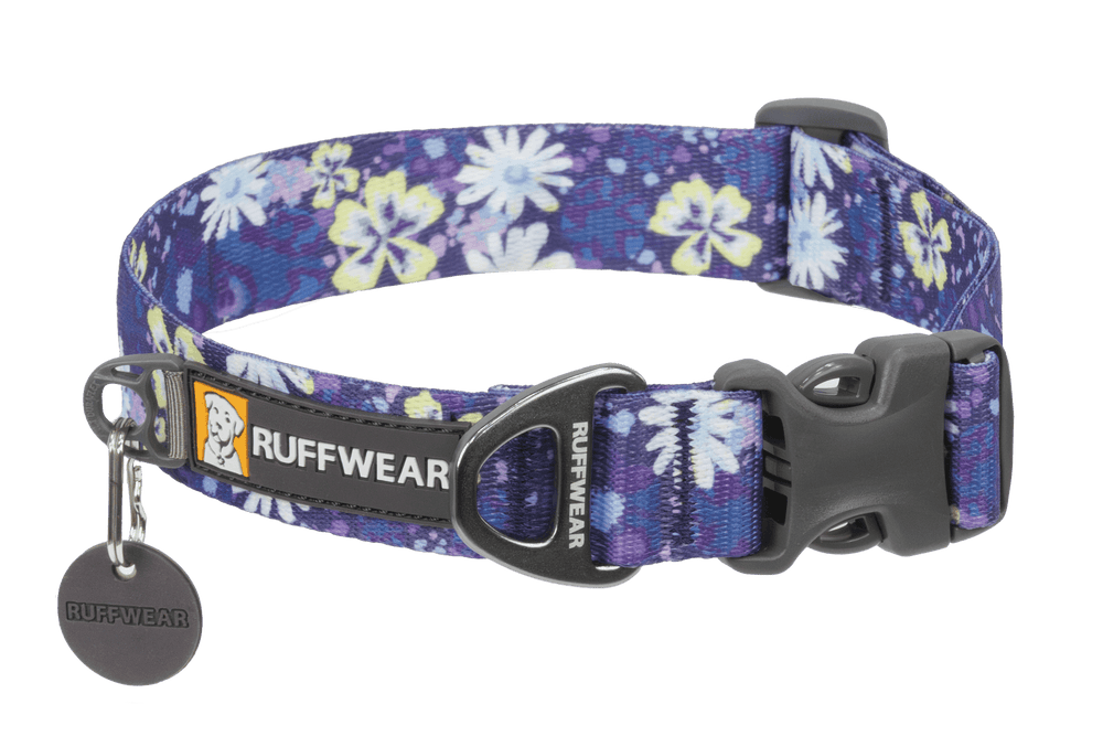 Buntes Ruffwear Front Range™ Hundehalsband mit floralen Mustern in lila und weiß, stabiler Verschluss und ID-Anhänger.