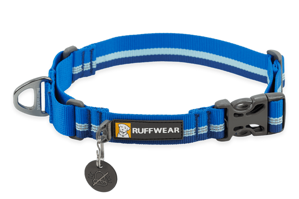 Blaues Ruffwear Hundehalsband mit reflektierenden Streifen, robustem Material und sicherem Schloss.