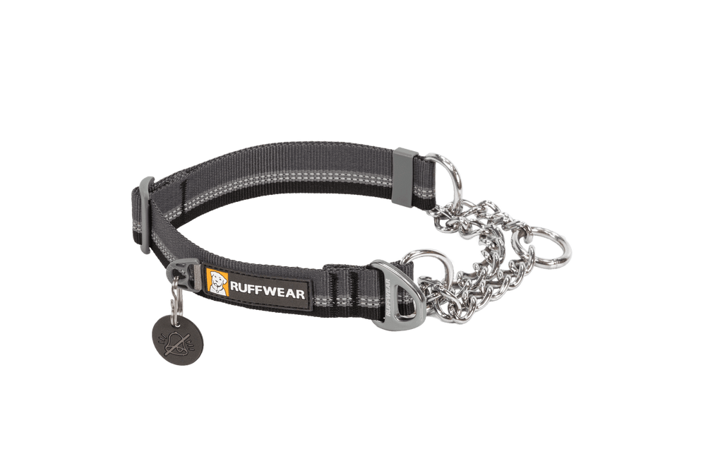 Schwarzes Ruffwear Martingal Hundehalsband mit Metallkette und D-Ringen für sichere Leinenbefestigung.