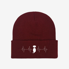 Beanie Mütze Lifeline in Bordeauxrot mit Herzlinie und Hundemotiv, ideal für Hundeliebhaber und stylische Outfits.
