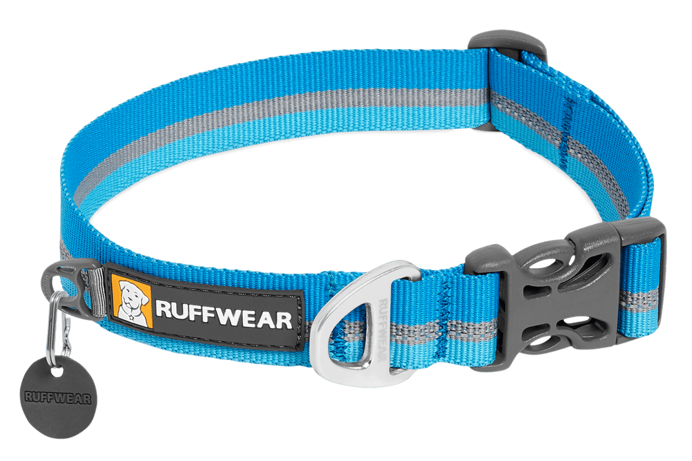Reflektierendes Hundehalsband von Ruffwear in Blau mit grauen Streifen, ideal für Sicherheit beim Abendspaziergang.