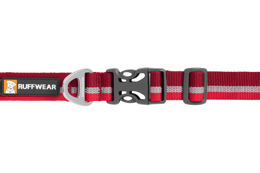 Roter Ruffwear Hundehalsband mit reflektierenden Streifen und schwarzem Kunststoffverschluss für optimale Sicherheit.