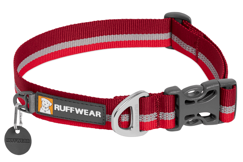 Rotes Ruffwear Hundehalsband mit reflektierenden Streifen für bessere Sichtbarkeit und stabilem Clipverschluss.