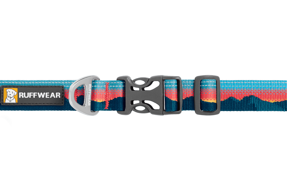 Ruffwear Crag™ reflektierendes Hundehalsband in buntem Bergdesign mit robuster Schnalle und verstellbarem Gurt.