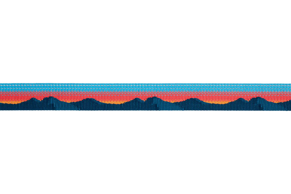 Reflektierendes Hundehalsband Crag™ mit buntem geometrischen Muster in Blau, Orange und Rot auf tiefblauem Hintergrund.