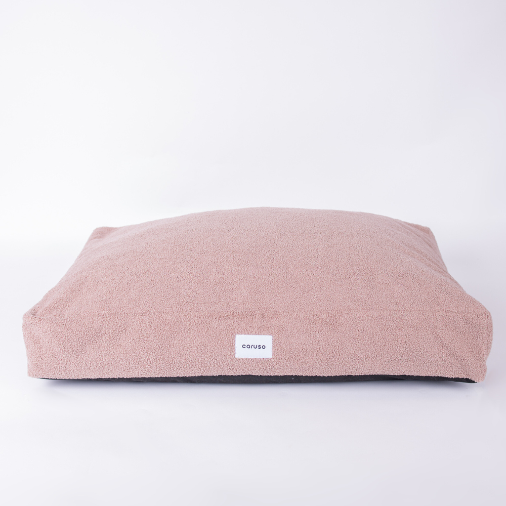 Hundebett Teddy in rosé, quadratisch aus samtigem Stoff mit weißem Etikett für komfortable Ruheplätze für Hunde.