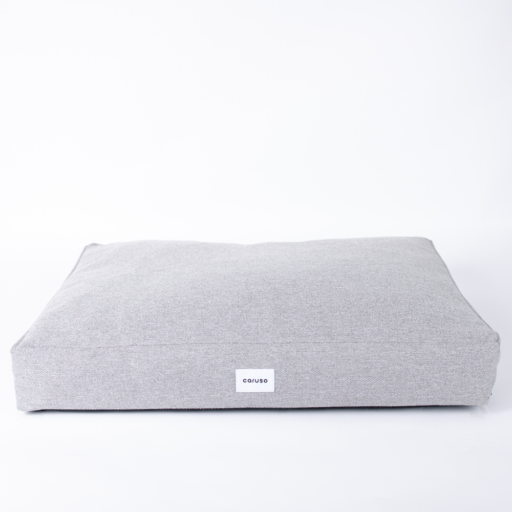 Graues, modernes Hundebett aus weichem Stoff mit strukturiertem Design und elegantem Label.