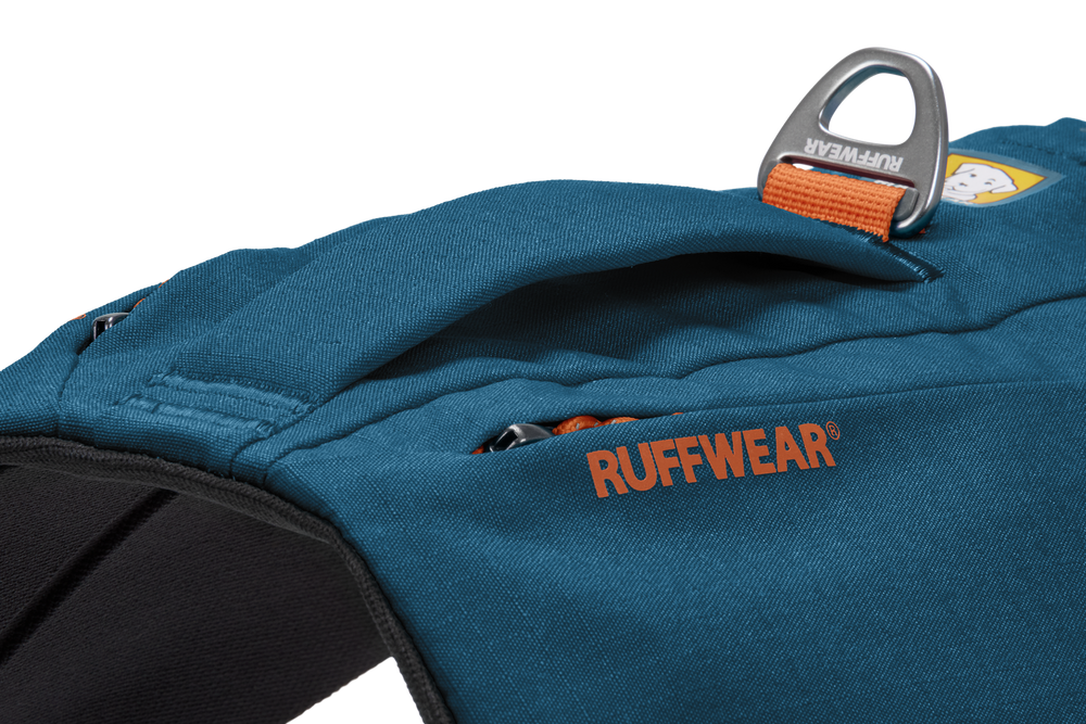 Blaues RUFFWEAR Hundegeschirr mit gepolsterter Brustpartie, orangefarbener Schlaufe und stabilem Metallring.