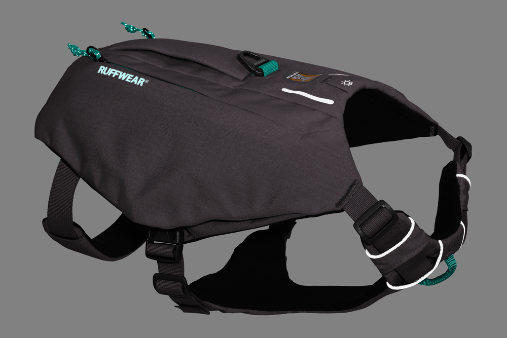 Schwarzes Ruffwear Hundegeschirr mit ergonomischem Design, verstellbaren Riemen und reflektierenden Elementen.