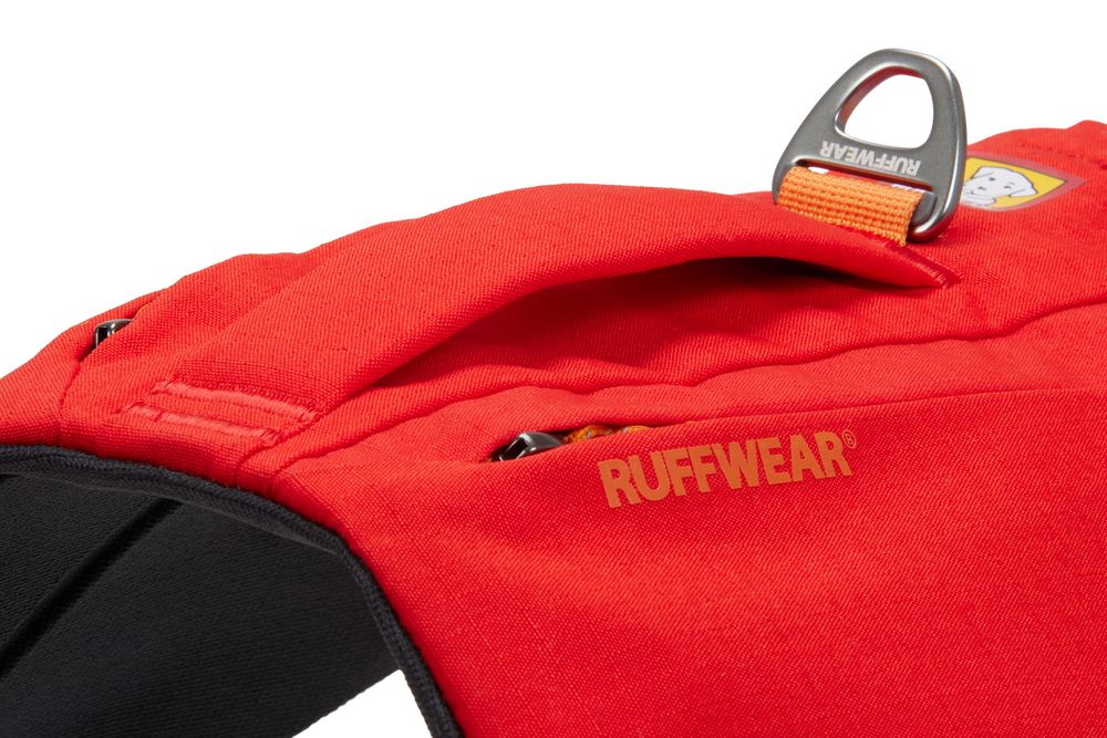 Rotes Ruffwear Switchbak™ Hundegeschirr mit gepolsterter Oberseite, Handgriff und Reißverschlusstaschen. Robust und funktional.