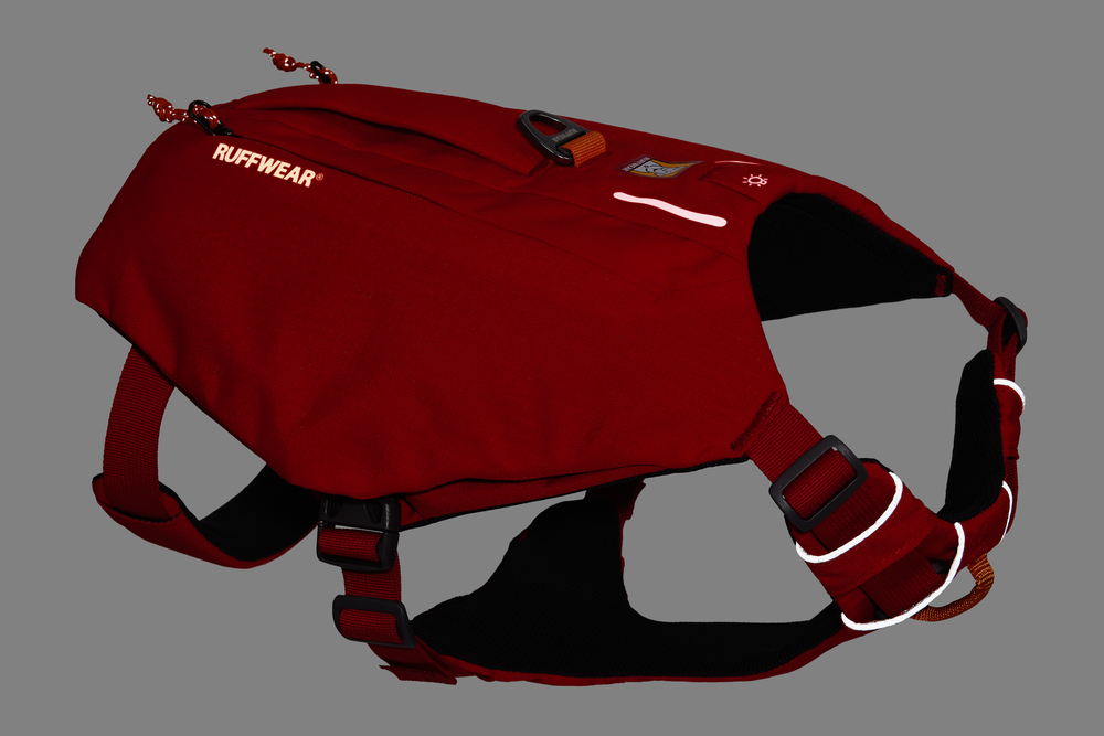 Rotes Ruffwear Hundegeschirr mit verstellbaren Riemen, reflektierender Linie und praktischem Griff für optimale Sichtbarkeit.