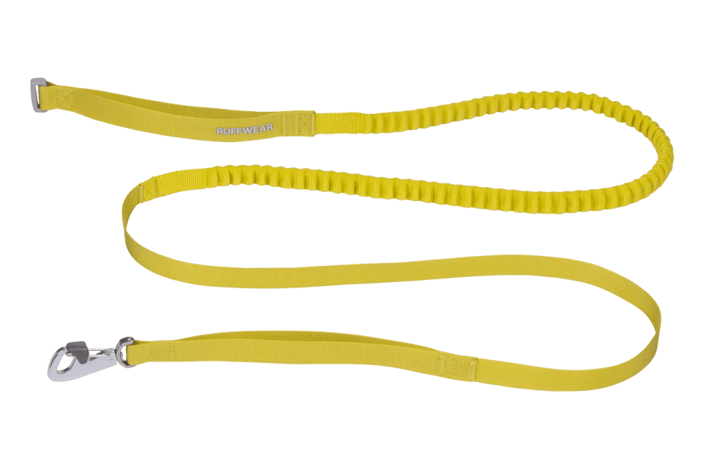 Elastische gelbe Hundeleine von Ruffwear mit Karabinerhaken, ideal für das Omnijore™ Hundejöringsystem.