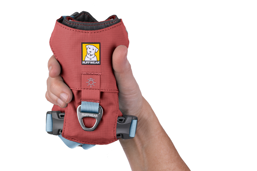 "Hi Light™ Hundegeschirr von Ruffwear in Rotbraun mit verstellbaren Riemen und D-Ring, ideal für aktive Hunde."